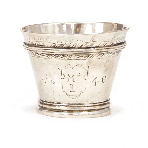 Small silver cup. Owners mark "MID". Dated 1648. 
H: 35mm. D: 45mm. W: 25,4gr