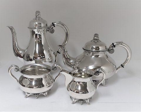 Tee- und Kaffeeservice aus Silber (830). Bestehend aus Teekanne, Kaffeekanne, 
Sahnekännchen und Zuckerdose.