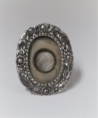 Small silver frame (830). Height 6.5 cm. Width 5 cm.