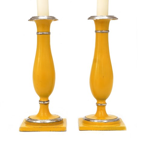 Pair of yellow decorated pewter candlesticks. 
Denmark circa 1840. H: 20,5cm