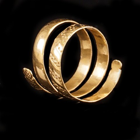 Early Danish gold ring by Berthold Sørensen 
Rosendahl, 1753-99.