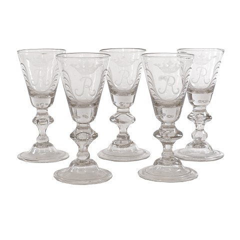 Set of five glasses with the crowned monogram "R". 
Circa 1750. H: 15,5cm
