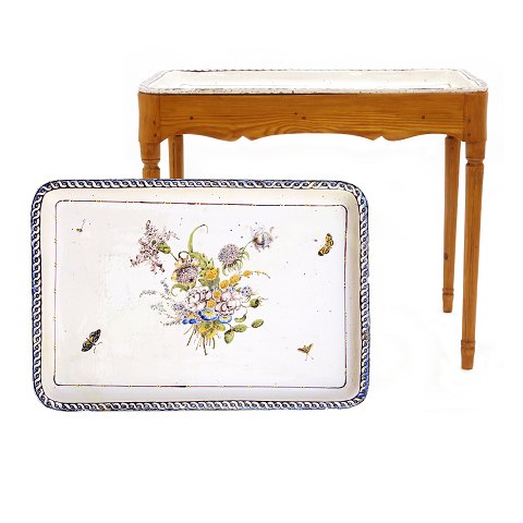 Polychrome decorated faience tray top table, Louis 
XVI. Marieberg, Stockholm, circa 1770. H: 74cm. 
Tray: 61x88cm