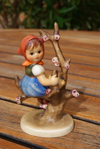item no: f-Hummel pige i træ.SOLD