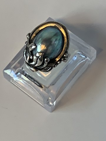 Silver ladies ring with mother of pearl
Stamped 925