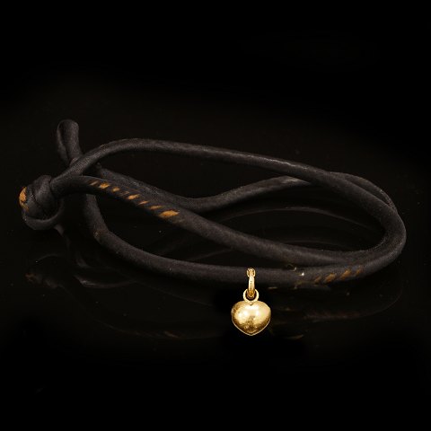 Ole Lynggaard leather bracelet with 18kt gold 
Sweet Drops heart pendant. L: 35cm. Clasp: 2x1,2cm