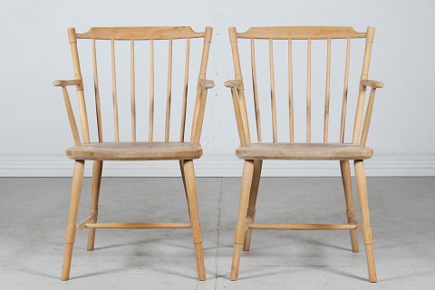 Danish Modern
Pair Windsor arm chairs
