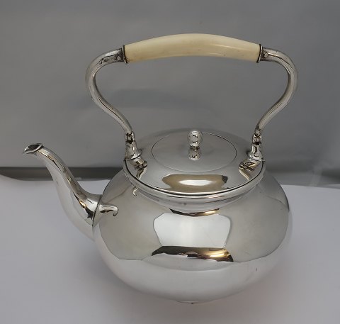 Jens Christian Thorning. Große silberne Teekanne mit Beinhenkel (830). 
Durchmesser 20cm. Höhe ohne Griff 16 cm. Hergestellt 1863