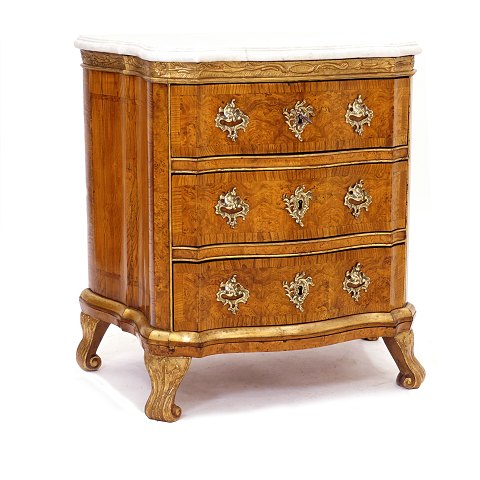 Elm wood veneered Baroque chest of drawers, gilt, 
with marble top. Denmark or Northgermany circa 
1750. H: 80cm. Top: 80x46cm