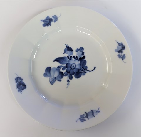 Royal Copenhagen. Blue flower, edgy. Flat plate. Model 8550. Diameter 22 cm. (2. 
quality)