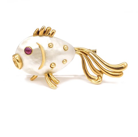 14kt gold and mother of pearl brooch in the shape 
of a fish. Size: 45x23mm