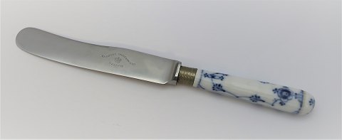 Royal Copenhagen. Blue fluted, plain. Dinner knife. Remains of gold on shaft. 
Length 23.7 cm.