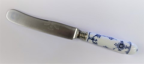 Royal Copenhagen. Musselmalet, riflet. Frokostkniv. Rester af guld på skaft. 
Længde 20,5 cm.