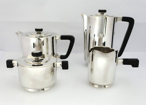 Thorvald Nielsen Meier, Kopenhagen. Silbernes Kaffee - Teeservice. Bestehend 
aus: Kaffeekanne, Teekanne, Zuckerdose und Milchkännchen. Höhe der Kaffeekanne 
16 cm. Produziert 1936.