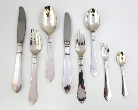 Georg Jensen. Silver cutlery (925). Continental. For 12 people. consisting of 
dinner knives, dinner forks, dinner spoons, lunch knives, lunch forks, dessert 
spoons, cake forks and coffee spoons. A total of 96 parts.