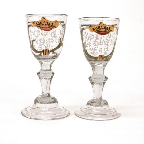 Ein Paar böhmische emailledekorierte Gläser datiet 
1805. H: 15,7cm