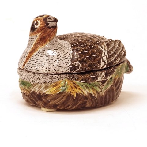 Polychrome Rococo faience tureen in the shape of a 
partridge. Signed, Marieberg, Sweden, circa 1770. 
H: 9,5cm. L: 16cm