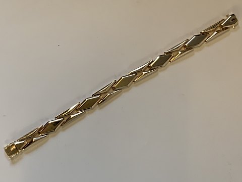 Armbånd i 14 karat Guld
Stemplet 585 AAA 15
Fra 1951-1971 Aage Albing
Længde 18,5 cm ca
Brede 9,04 mm ca
Tykkelse 2,83 mm ca