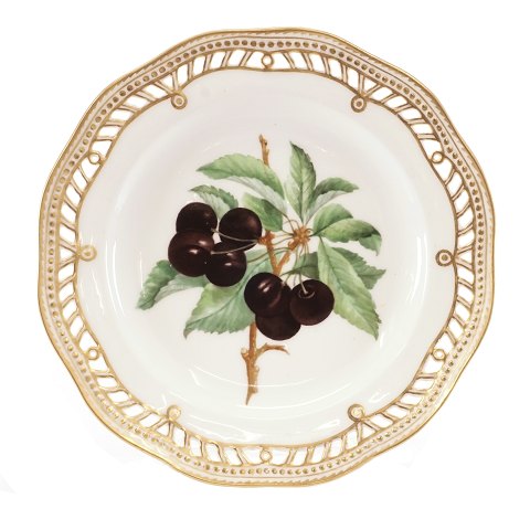 Royal Copenhagen Flora Danica fruit plate 3584. 
Nice condition. D: 22cm
