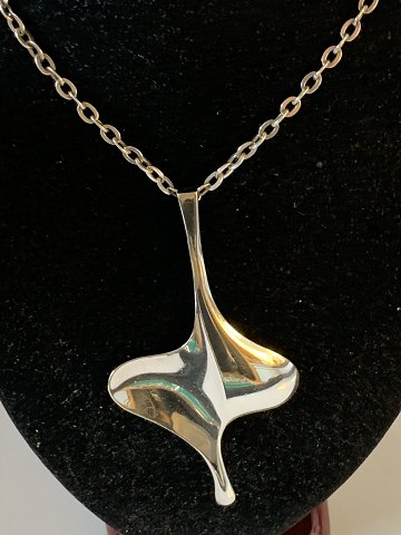 Necklace in silver with large pendant
Length approx. 71 cm
Designed and produced by David-Andersen, Norway.
