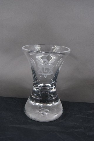 Frimurerglas, drikkeglas dekoreret med slebne symboler, på tyk, rund fod.