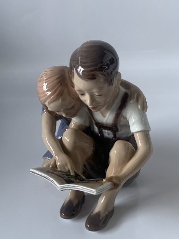 Dahl Jensen Figur af To Læsende Børn. 
Den har utrolige smukke farver og mange fine detaljer. 
Dek.nr. #1327. 
Højde:13 cm ca