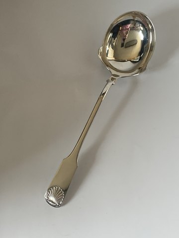 Clam Potato Spoon / Serving Spoon in Silver
Length approx. 23.9 cm
Stamped in 1919