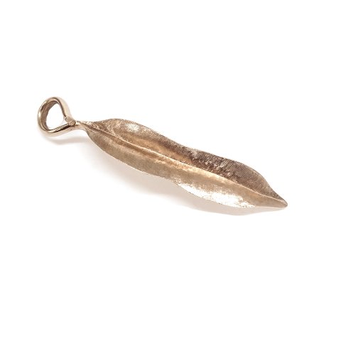 Ole Lynggard 18kt white gold LEAVES pendant.
L: 5cm. B: 0,8cm. G: 3gr