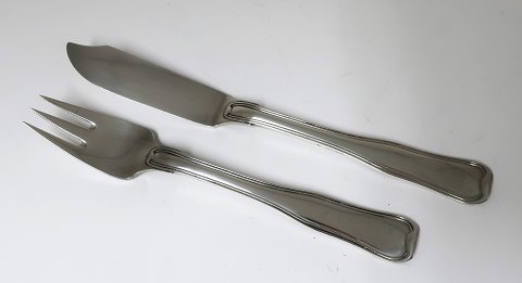 Georg Jensen. Sølvbestik (925). Dobbeltriflet. Fiskekniv og fiskegaffel. Længde 
20 & 17,5 cm.