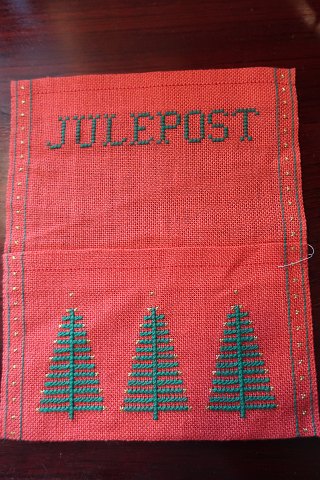 An old cover for collecting the cards from the christsmas for hanging up
With embroidery made by hand
20 cm x 24cm
In a good condition