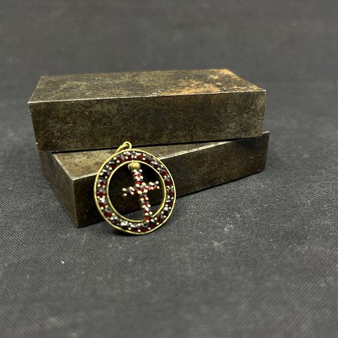 Round pendant with cross