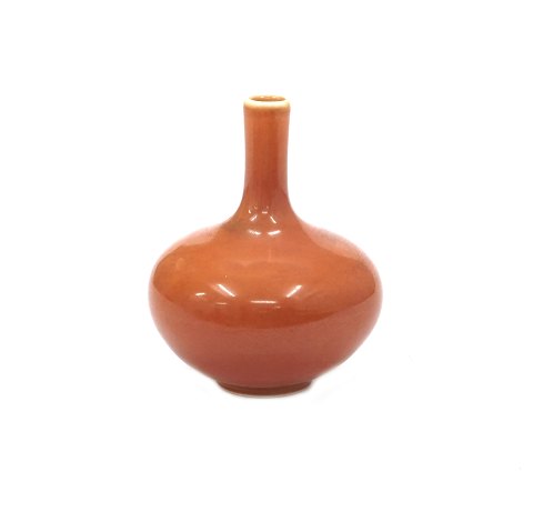 Kleine Vase, Steinzeug, von Nils Thorsson für 
Royal Copenhagen. Signiert. Guter Zustand. H: 9cm