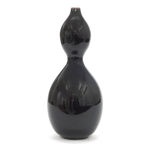 Vase, Steinzeug, von Nils Thorsson für Royal 
Copenhagen. Signiert. Guter Zustand. H: 23,5cm