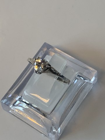 Sølv Damering med swarovski krystal
stemplet 925S
Størrelse 59