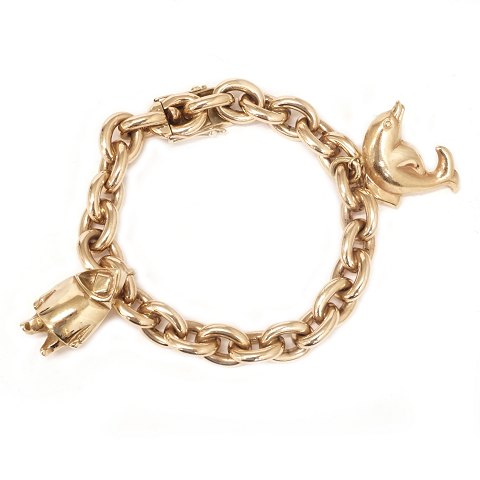 14kt gold anchor bracelet with two charms. L: 
22cm. W: 116,3gr