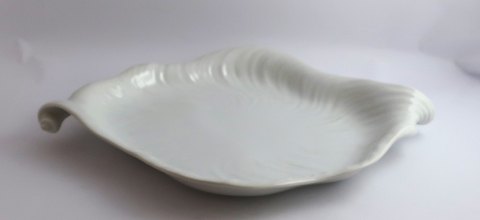 Royal Copenhagen. White Conch. Design Arje Griegst. Serving plate. Length 40 cm, 
width 31 cm. Model 375 (14191). (1 quality).