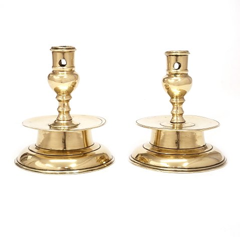 Pair of early 17th century bell shaped brass 
candlesticks. H: 13,5cm
