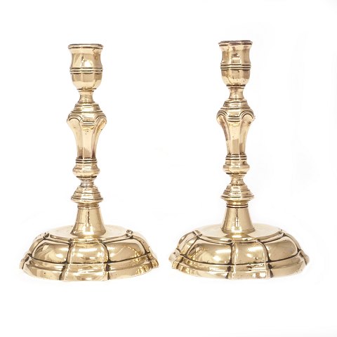 Pair of Northeuropean mid 18th century brass 
candlesticks. H: 19,2cm