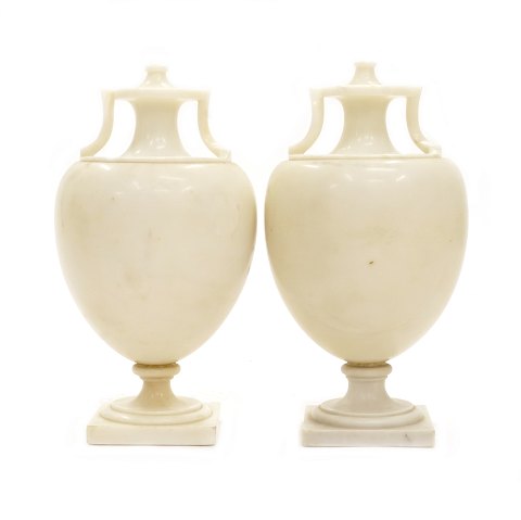 Pair of lidded marble vases. Circa 1840. H: 39cm