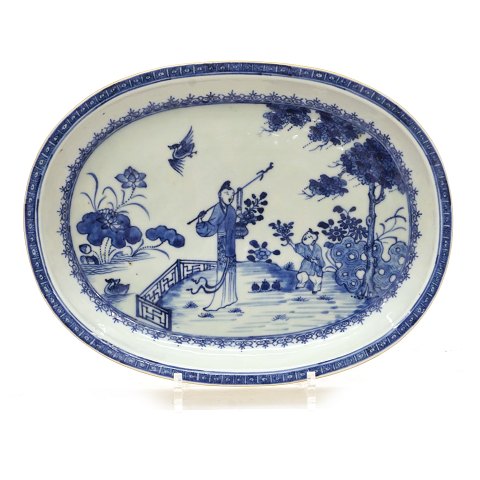 Ovale tiefe blau dekorierte chinesische Platte aus 
Porzellan. Qing Dynastie 18. Jahrhundert. Masse: 
33x25cm