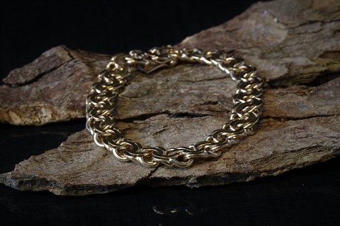 Beautiful and elegant gold bracelet from Bismarck in 14 carat gold with box 
lock.