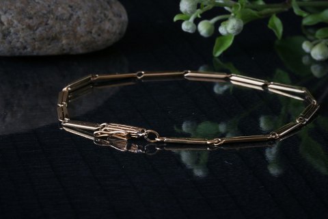 Beautiful and stylish gold bracelet in 14 carat gold. With case lock.
