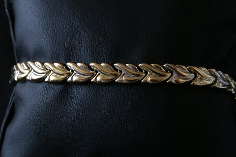 Gold bracelet with beautiful detailed links, in 14 carat gold. The bracelet has 
a box lock.
