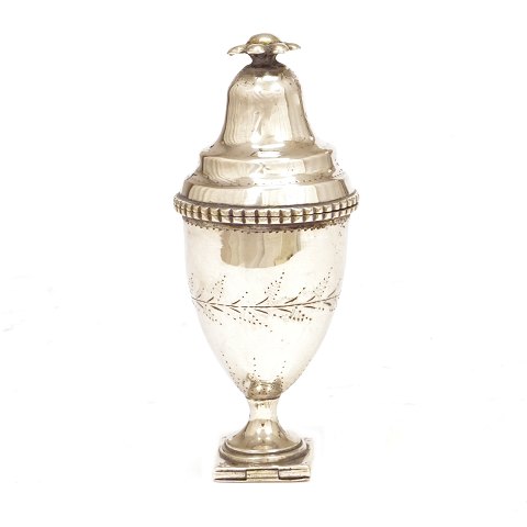 Empire Riechdose aus Silber innen vergoldet. 
Datiert 1813. H: 10cm. G: 61,7gr