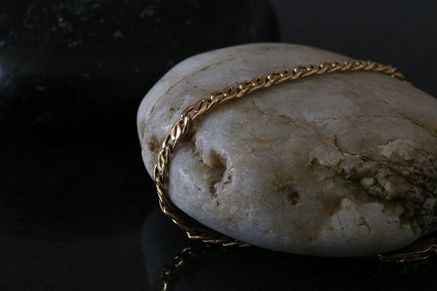 Discreet gold bracelet in simple pattern, in 14 carat gold with carabiner clasp.