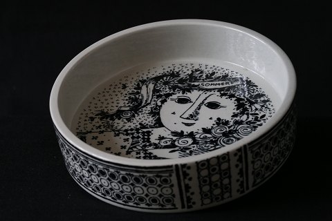 Beautiful little bowl, designed by Bjørn Wienblad. Dec. No. 3027, summer.