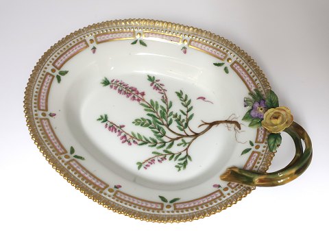Royal Copenhagen. Flora Danica. Oval Dish. Model # 3540. Length 22,5 cm. (1 
quality). Erica vulgaris L.