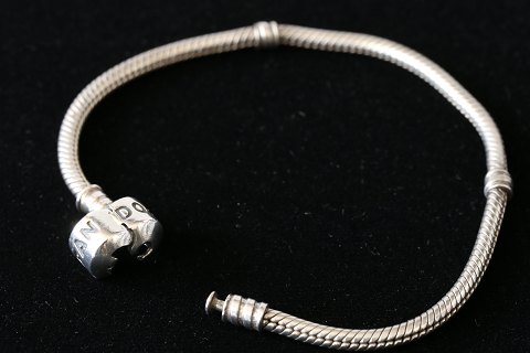 Pandora armbånd i 925 sterling sølv, til charms (troldekugler). Længde 18,5 cm.