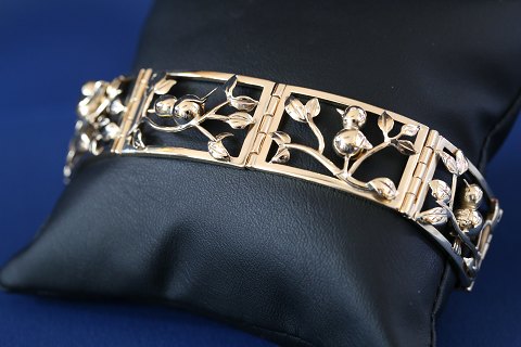 Gold bracelet in 14 carat gold, with beautiful motifs and nice structure.