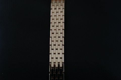 Bracelet in 14 carat gold, designed in brick. The bracelet has a box lock.